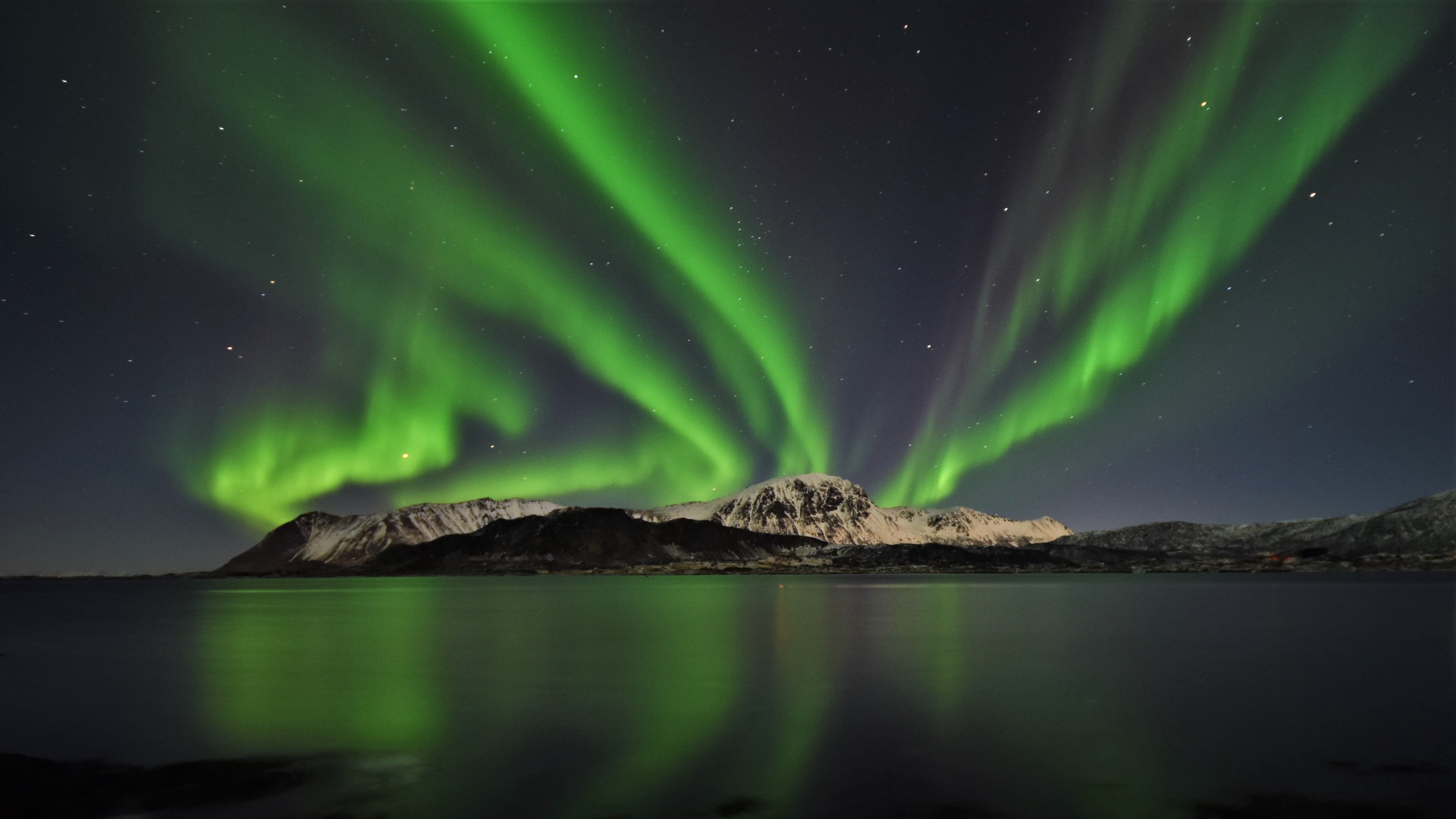 aurora across the bay lofoten 4k 1602501745