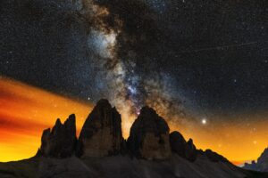 milky ways setting behind the tre cime di lavaredo 4k 1602533775