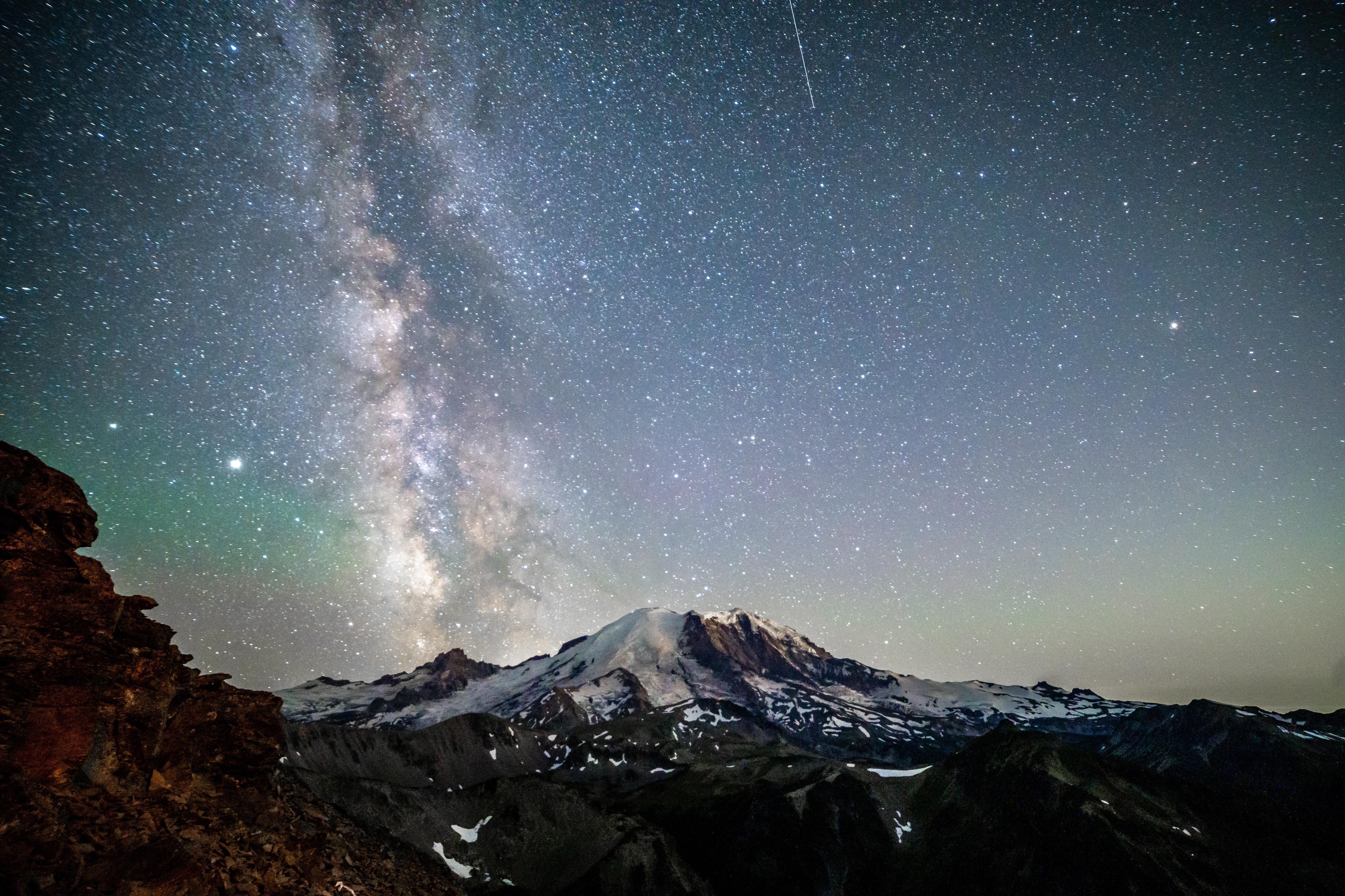 mt rainier under the nights sky 4k 1615197744