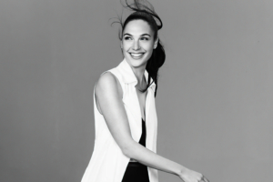 gal gadot smiling monochrome 4k 1629936163