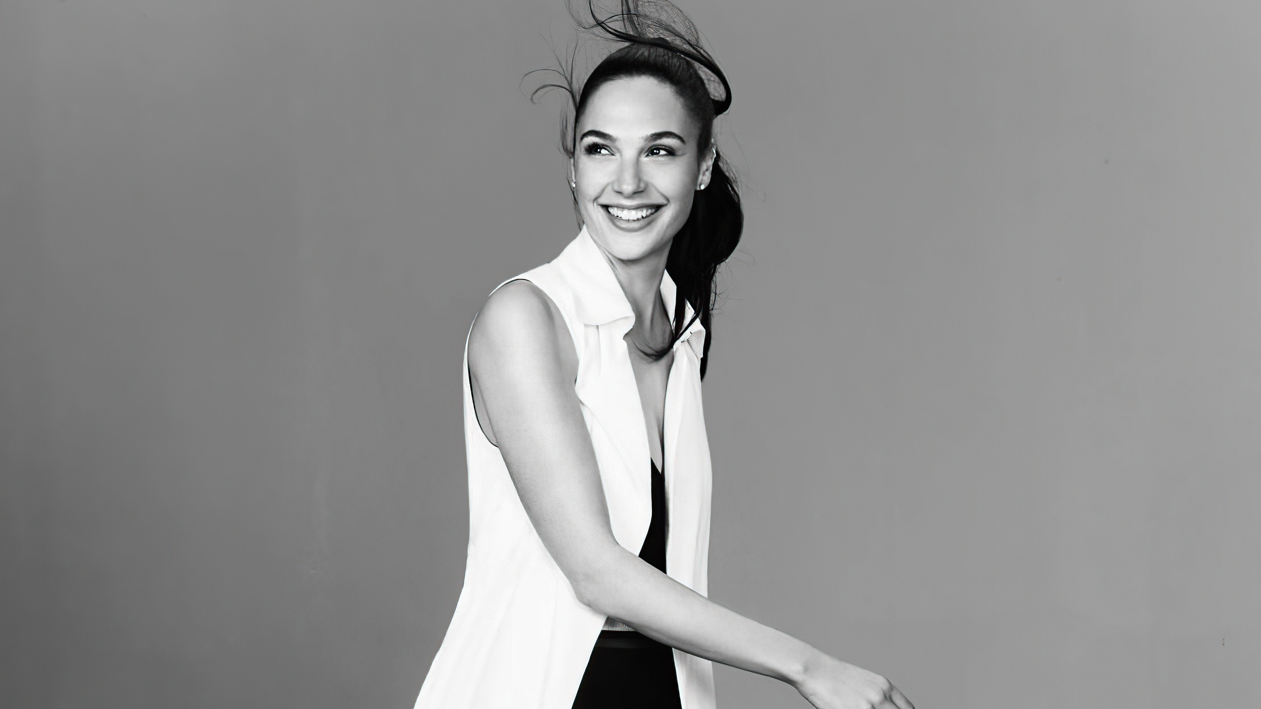 gal gadot smiling monochrome 4k 1629936163