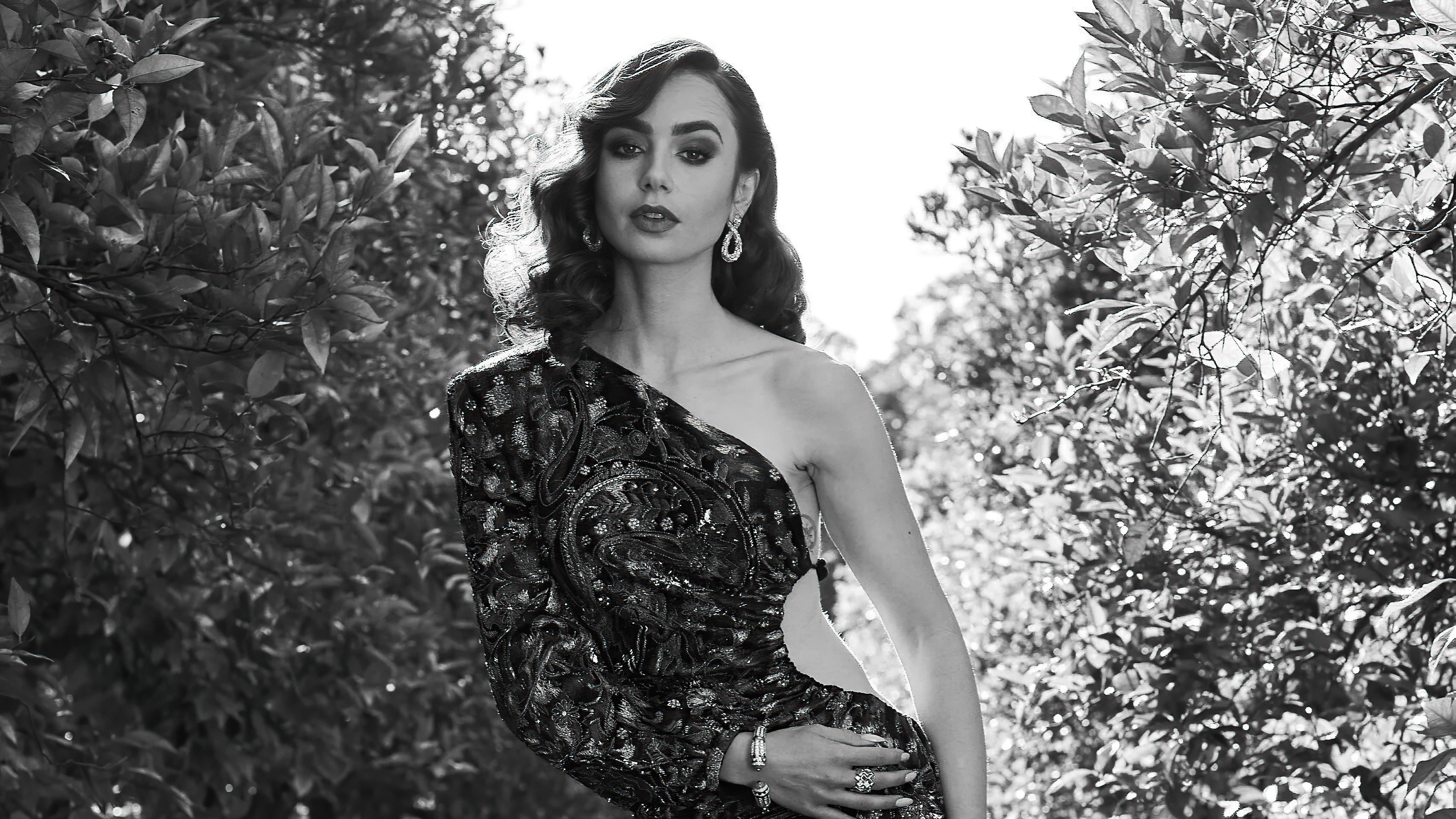 lily collins 2021 golden globes portrait 4k 1629915149