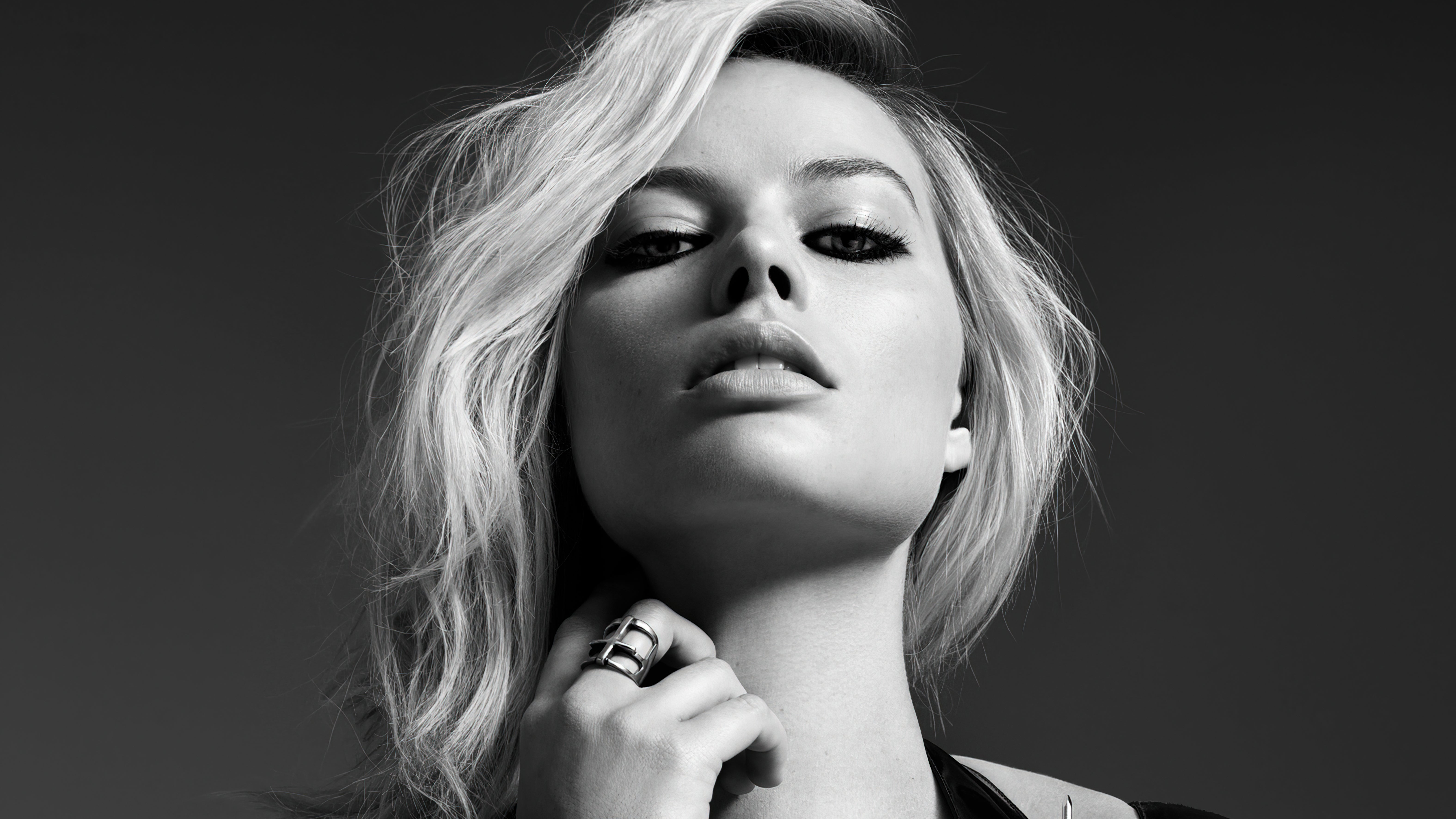 margot robbie monochrome 4k 1629935602