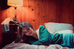 victoria justice lying bed 4k 1629916366