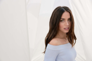 2022 ana de armas la mer cosmetic 4k 1637194612