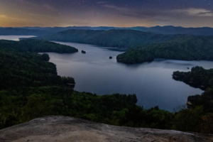 venus rising over lake 4k 1644787607