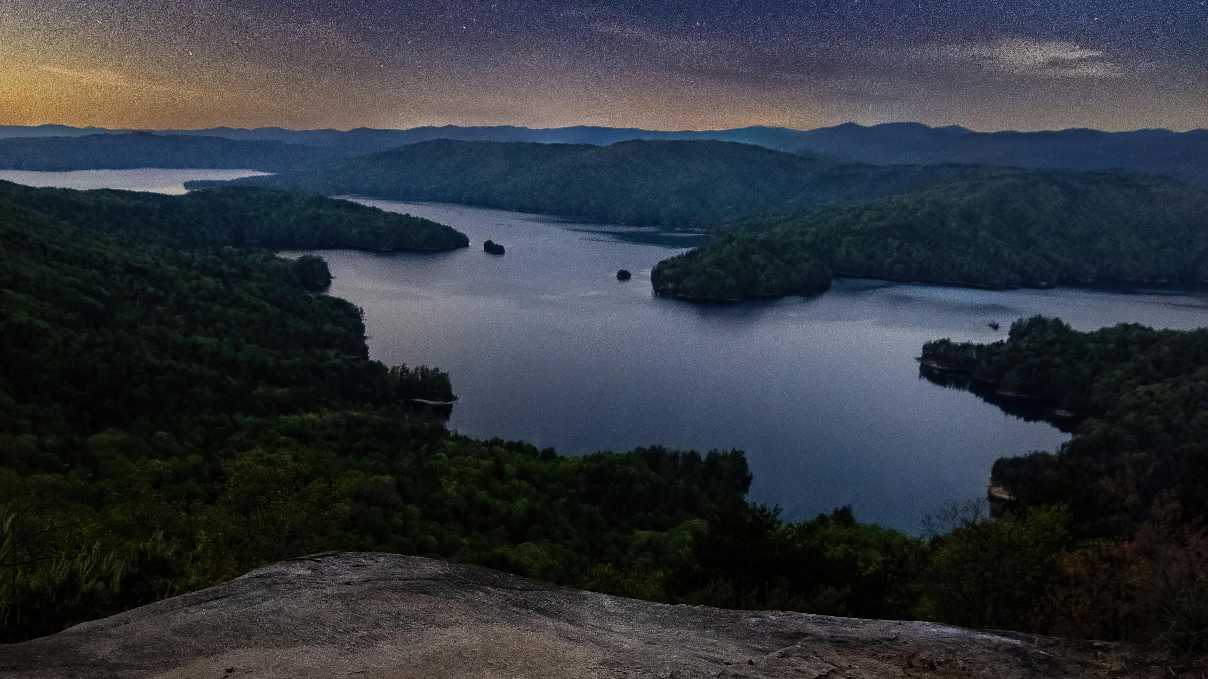 venus rising over lake 4k 1644787607