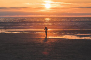 silhouette sunset horizon lonely girl 4k 1660849830