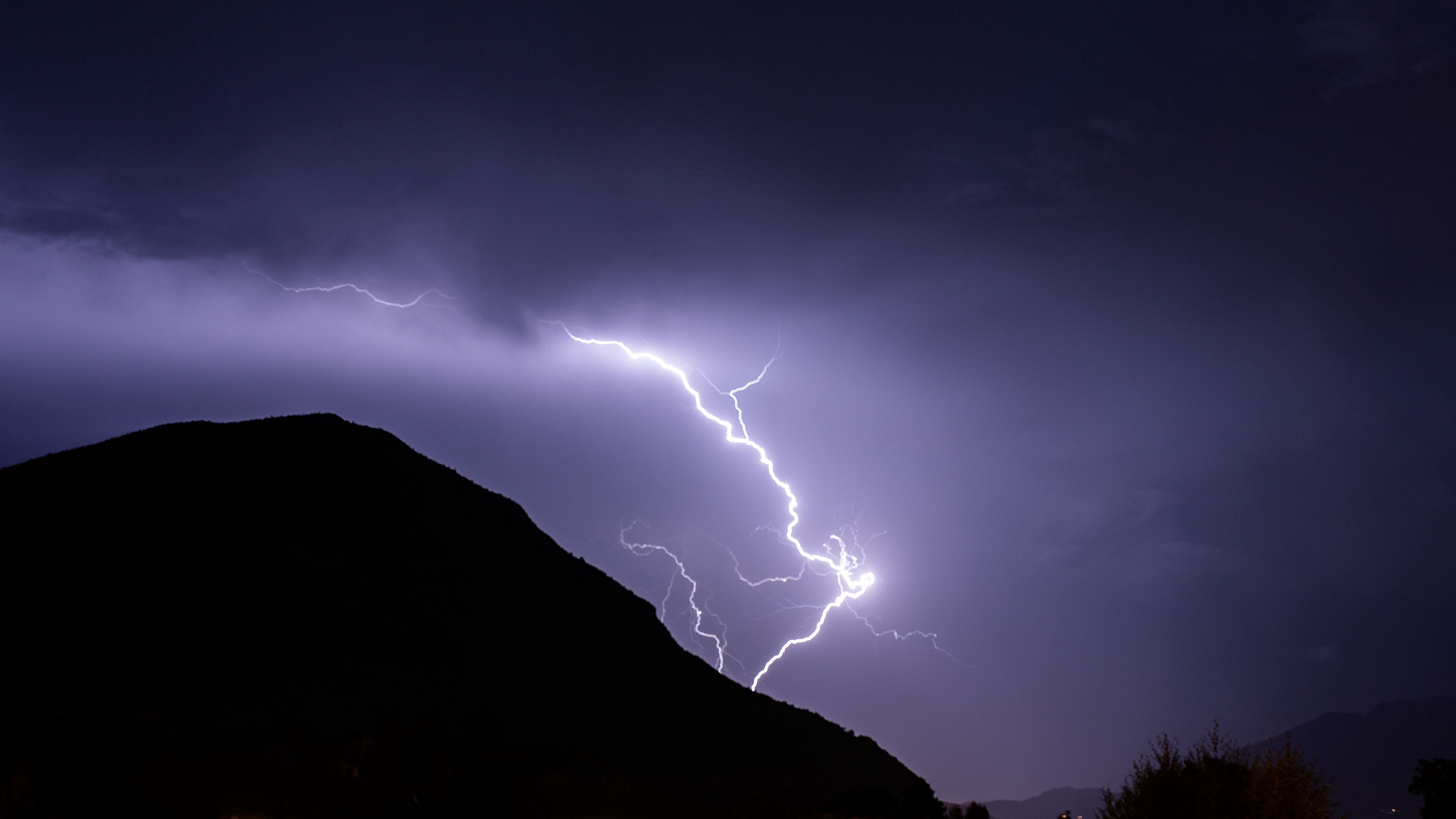 lightning night dark nature 4k 1692006750