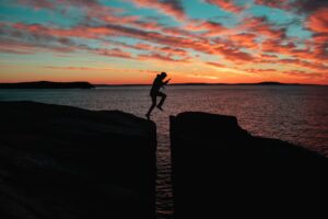 silhouette man jump sea 4k walpaper 1692030243 1