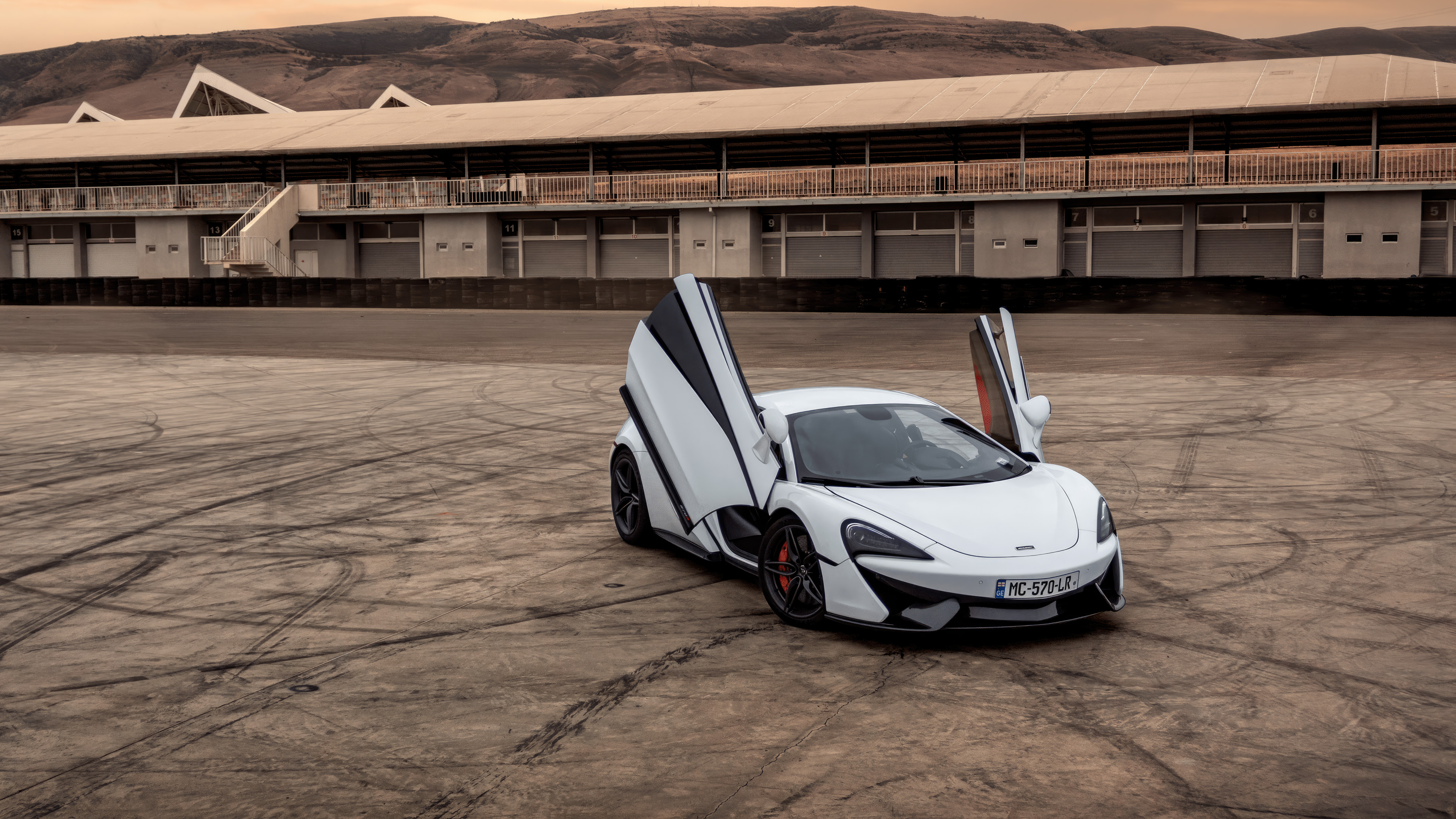 white mclaren 570s 1697900206